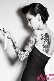 Tatuaggio creativo europeo bianco e nero con braccio di fiori