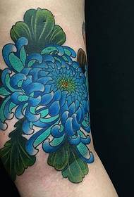 Tatuaggi floreali colorati vibranti dell'artista tatuatore Artemy Neumoin