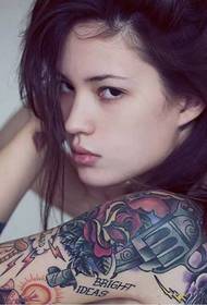 Ira Chernova sexig och vacker kvinnlig tatueringsfotograf