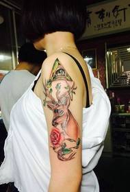 Снимка на татуировката с цветя на рамото в комбинация с геометрия и цветя