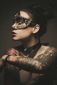 Убава тетоважа со цветни рака облечена во маска убавина