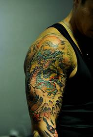 Liemenės vyrų gėlių rankos blogio drakono tatuiruotės nuotraukos