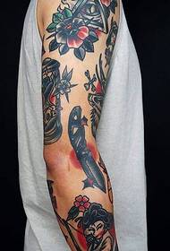 Veľmi štýlový klasický obrázok na tetovanie z ramena kvetu