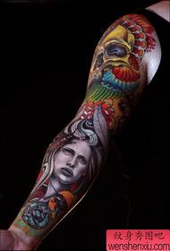 un tatuaje de brazo de flores europeo y americano en color funciona por tatuajes para compartirlo