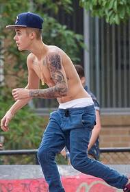 Dainininko Justino Bieberio gėlių rankos tatuiruotė