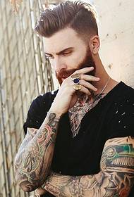 Eurooppalaisten ja amerikkalaisten miesmallien komea kaksinkertainen kukkavarsi-tatuointikuvio