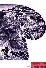 Japanilainen vanha perinteinen japanilainen puoliksi soturi soturi lohikäärme tatuointi malli
