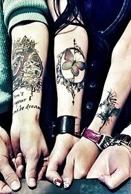 Стильная татуировка с цветочным узором группы друзей