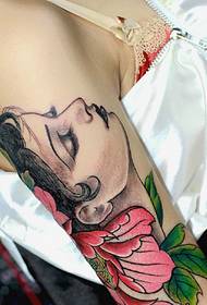 Un tatuaggio di bellezza di braccio di fiori sexy e affascinante