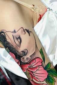 Un tatuaggio tatuaggio bellezza braccio sexy e affascinante