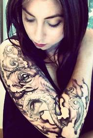 Слика тетоваже хоботнице са руком цвећа на рукама
