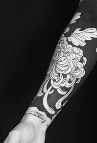 Klasična tetovaža cvjetnih ruku na otvorenom za osobnost