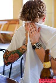 Tetovēšanas šovu joslā tika ieteikts vīriešu ziedu rokas tetovējums