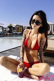 photo de tatouage bikini beauté dominatrice fleur bras