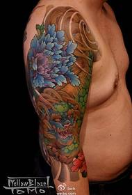 sabia tallada tradicional tatuaxe brazo de flores traballo recente
