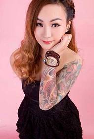 Tatuaje de brazo de flor que vale la pena compartir con todas las chicas