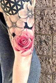 Дуже приваблива дівчина квітка рука квітка татуювання візерунок