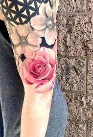 Modello di tatuaggio floreale molto accattivante con braccio a fiore