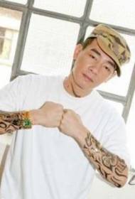 젊고 위험한 꿩 첸 Xiaochun 횡포 한 팔 토템 문신 사진