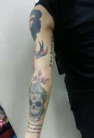 Snygg tatueringsbild för personlighet blommararm