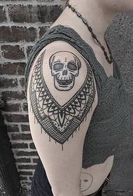 Modello tatuaggio tatuaggio braccio spalla fiore