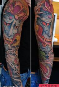 Flos color Europae brachium eius tattoos sunt participatur a tattoos