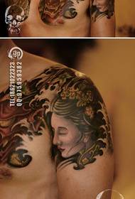 Kyakkyawan jigon rabin geisha da tatalin tattoo