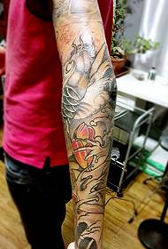 Patrón de tatuaje de calamar de cor brazo de flores xuvenil e cheo de vitalidade