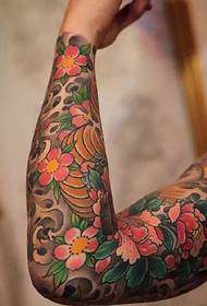 Особено мъжествено татуировка за татуировка на татуировки с цветя на ръка