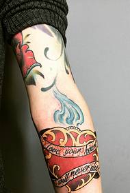 Las imágenes del tatuaje del brazo de la flor son elegantes y hermosas