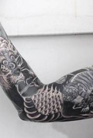 بنين الأسلحة على أسود رمادي رسم اللدغة نصائح الإبداعية زهرة الذراع الوشم الصورة