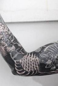 Braccia dei ragazzi sull'immagine creativa nera del tatuaggio del braccio del fiore di Grey Sketch Sting Tips