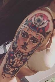 La imatge del tatuatge del braç de flor de dama blanca és molt atractiva