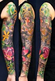ένα μεγάλο κύμα κλασικών τατουάζ λουλουδιών βραχίονα