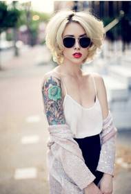 Bella immagine del modello del tatuaggio del braccio del fiore di bellezza europea