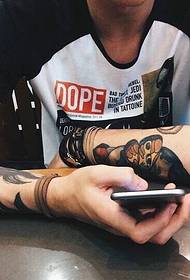 Tatuaggio di braccio di fiori alla moda meraviglioso e abbagliante