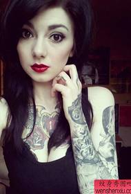 lavoro del tatuaggio del braccio del fiore della ragazza popolare