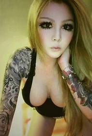 Tatuaggio braccio fiore bellezza bikini