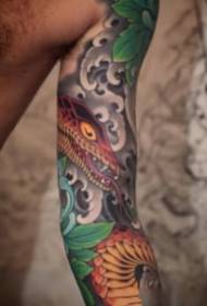 Apreciação de obras de arte de tatuagem de braço grande flor de estilo tradicional antigo