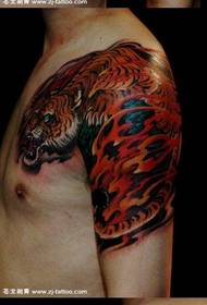 Umsebenzi wobuciko we-tattoo we-shawl tiger opholile futhi omuhle