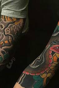 Goeie basisvriend se blom arm tatoeëring patroon vir 'n leeftyd