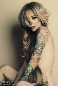 los tatuajes creativos del brazo de la flor del color de las mujeres son compartidos por los tatuajes