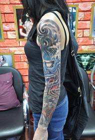 Owesifazane omuhle ophethe izingalo njenge tattoo