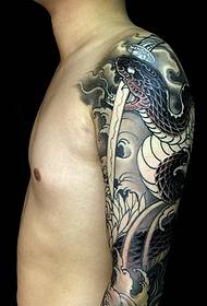 Tattoo tatuazhi i madh i gjarprit i egër është shumë e frikshme