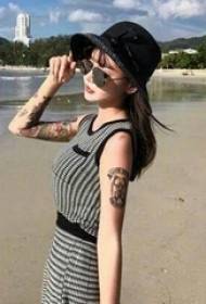 Татуировка модел момиче ръка деформиран метър Хан Ан ръка рисува татуировка снимка