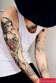 tetovanie postava odporúča tetovanie kvetinové rameno postavy