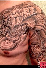 I tattoo yesiqingatha se-phoenix iyasebenza