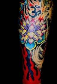 Braccio asiatico loto e modello di tatuaggio di colore fiamma