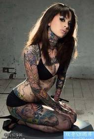 Nainen kukka käsi valokuva tatuointi malli