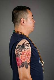 Tatuaxe tatuaxe tatuaxe de brazo de homes con personalidade chea de encanto